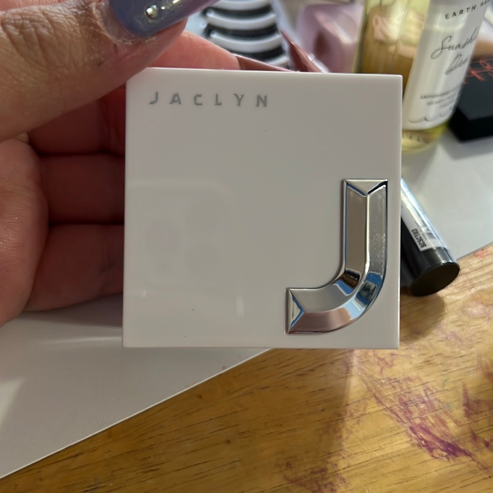 Jaclyn hill loose powder